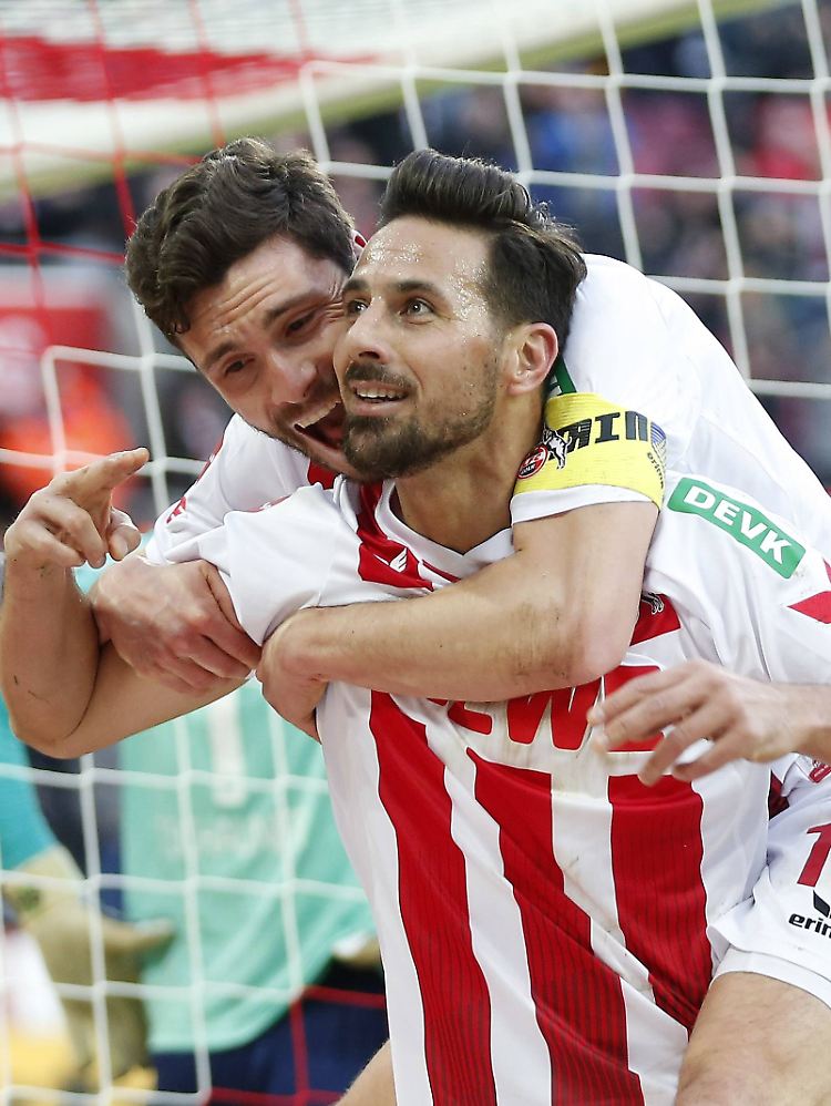 Da dachte Claudio Pizarro noch, dass er den Siegtreffer gegen Hannover 96 erzielt hat.