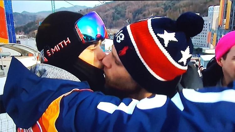 Gus Kenworthy küsst seinen Lebensgefährten - und die Welt ist live dabei.