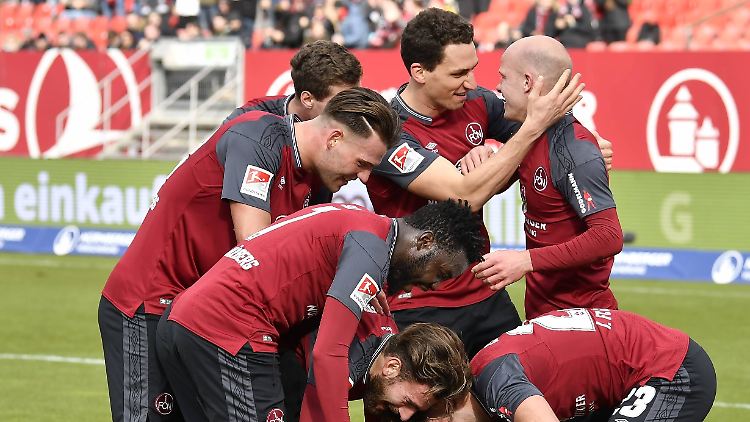 Nürnberger Freude nacg dem 2:0 durch Hanno Behrens.