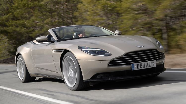 Selbst wenn der Fahrer recht geschützt sitzt, sollt er bei offener Fahrt im Winter im Aston Martin DB11 Cabrio doch ein Hütchen tragen.