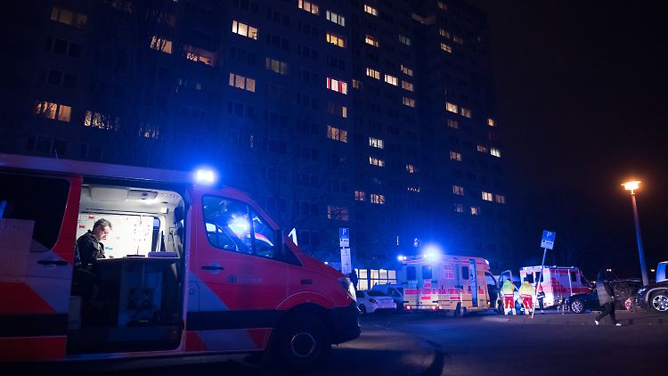 Immer wieder leuchtet Blaulicht vor dem Hochhaus.