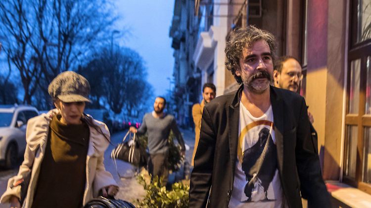 Am vergangenen Freitag war Deniz Yücel aus der Untersuchungshaft entlassen worden. Über ein Jahr hatte er auf eine Anklage gewartet.