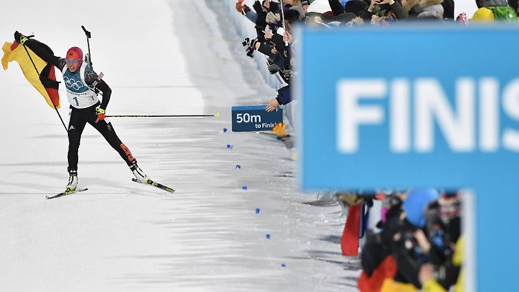 Mit Fahne ins Ziel - das möchte die deutsche Biathlon-Mixed-Staffel nur zu gern wahr werden lassen. Denn dann hätte das Quartett eine Medaille gewonnen.