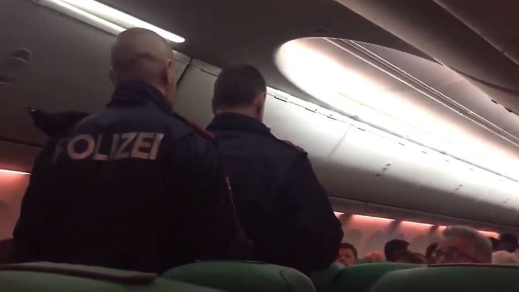 Ein älterer Passagier kann nicht aufhören zu furzen und gerät mit Mitreisenden in Streit - in Wien kommen Polizisten ins Flugzeug.