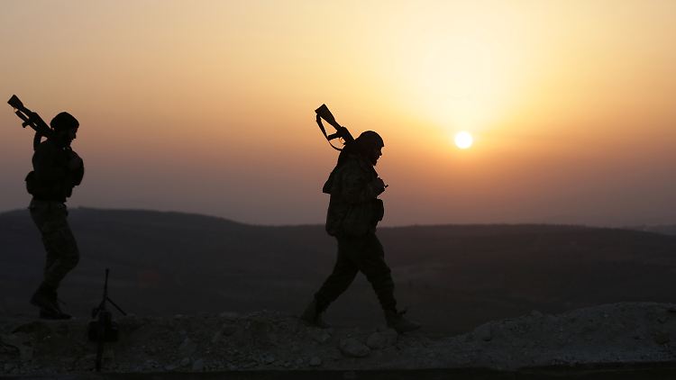 Kämpfer der Freien Syrischen Armee (FSA) in Nordsyrien. Sie kämpfen auf der Seite der türkischen Armee.