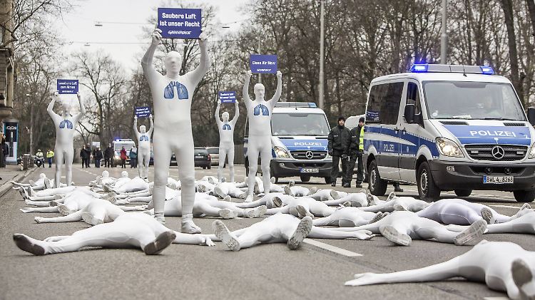 Greenpeace fordert bei einer Protestaktion auf der Bundesstraße 14 in Stuttgart saubere Luft.