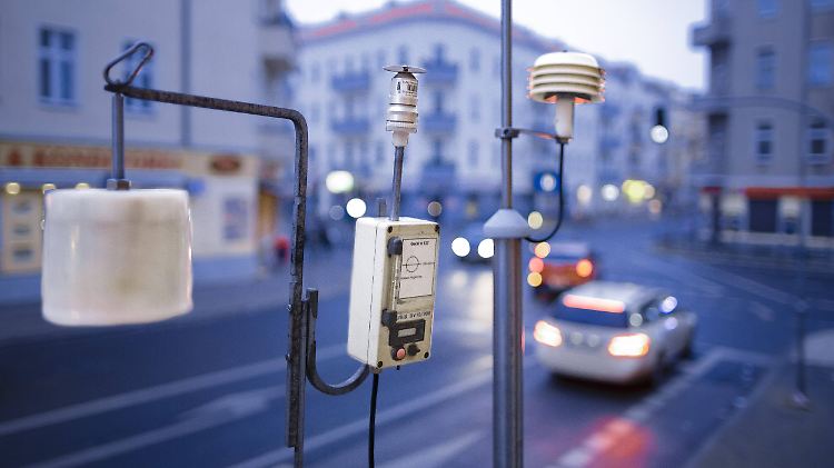 Die Grenzwerte seien ohne Hardware-Nachrüstungen von Dieselautos "unmöglich" einzuhalten, so Dudenhöffer.