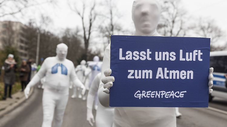 Greenpeace-Demo für saubere Luft auf der Bundesstraße 14 in Stuttgart.