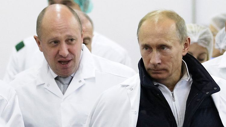 Putin in einer Firma Prigoschins (l)., in der der Milliardär Schulessen herstellen lässt.