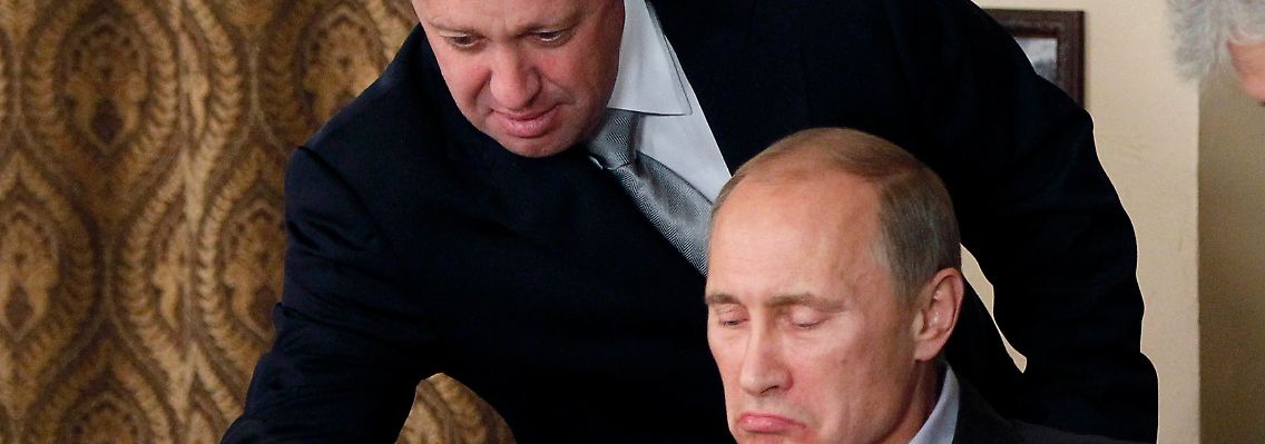 Prigoschin bedient Putin in einem Restaurant bei Moskau im Jahr 2011.