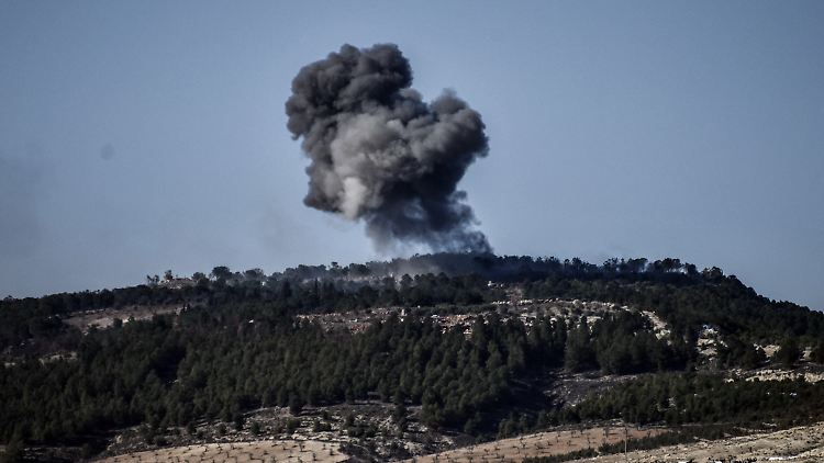 Türkische Truppen beschießen Ziele in der nordsyrischen Enklave Afrin.