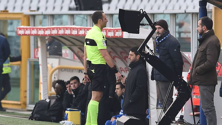 Der Schiedsrichter des Duells zwischen dem FC Turin und Udinese Calcio nutzt in der Serie A den Videobeweis.