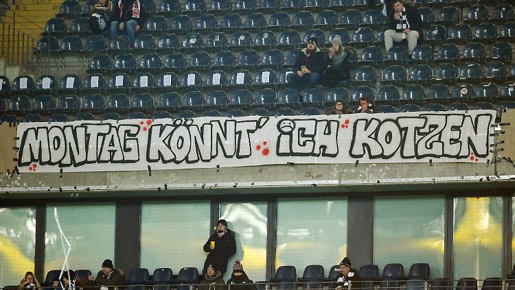 "Montag könnt' ich kotzen" - nur eines von vielen Protestplakaten der Eintracht-Fans gegen die Montagsspiel-Ansetzungen.