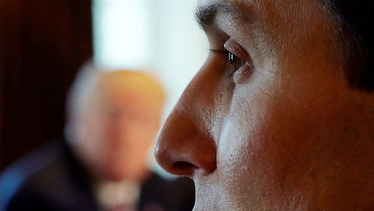 Jared Kushner und - im Hintergrund - sein Schwiegervater Donald Trump.