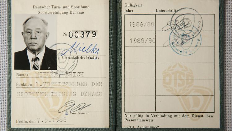 Der Ausweis des grimmig dreinblickenden Spitzel-Ministers trägt die Nummer 00379. 