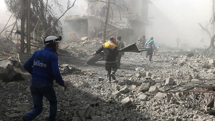 Der Syrische Zivilschutz veröffentlicht Bilder aus Ost-Ghuta - Helfer suchen nach einem Luftangriff nach Überlebenden.