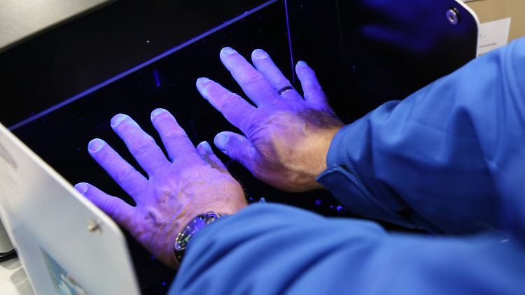 Mit UV-Licht in einer anderen Wellenlänge können Keime sogar sichtbar gemacht werden.