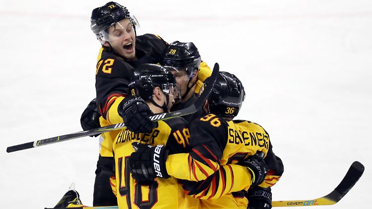 Eine geballte Ladung Jubel - die Eishockeyspieler feiern ihren Einzug ins Viertelfinale.