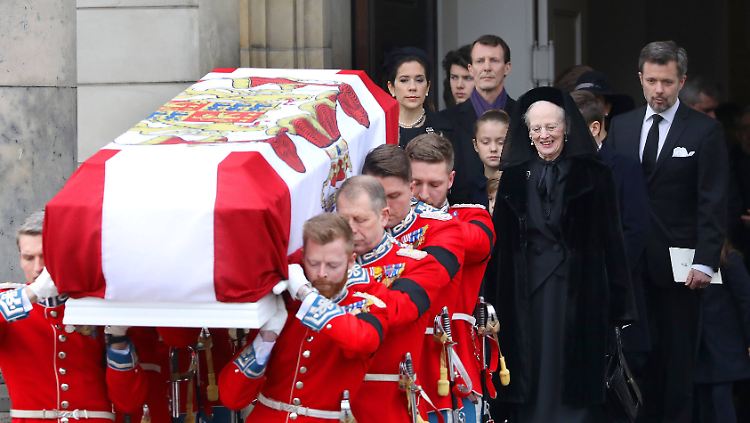 Nach dem Tod ihres Mannes hat Margrethe II. öffentlich weiter ein Lächeln im Gesicht.