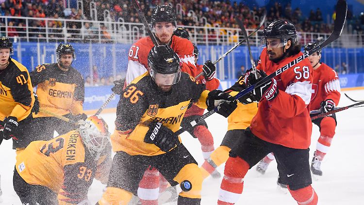 Über den Kampf zum Sieg - das gelingt den deutschen Eishockey-Nationalspielern gegen die Schweiz.