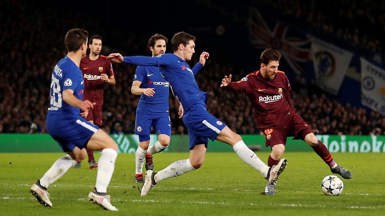 Lionel Messi kommt dann doch an der Chelsea-Abwehr vorbei - 1:1.