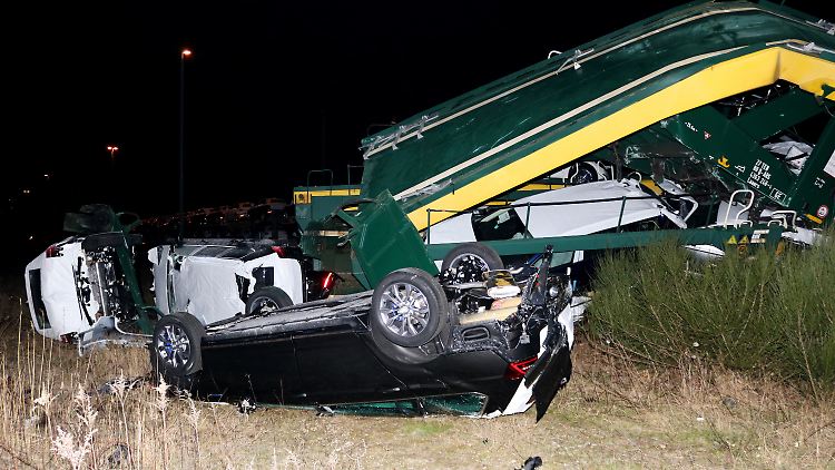 Entgleiste Waggons und umgestürzte Autos liegen im Güterbahnhof nach einem Zusammenstoß zwischen einem Autotransporter und einem anderen Güterzug.