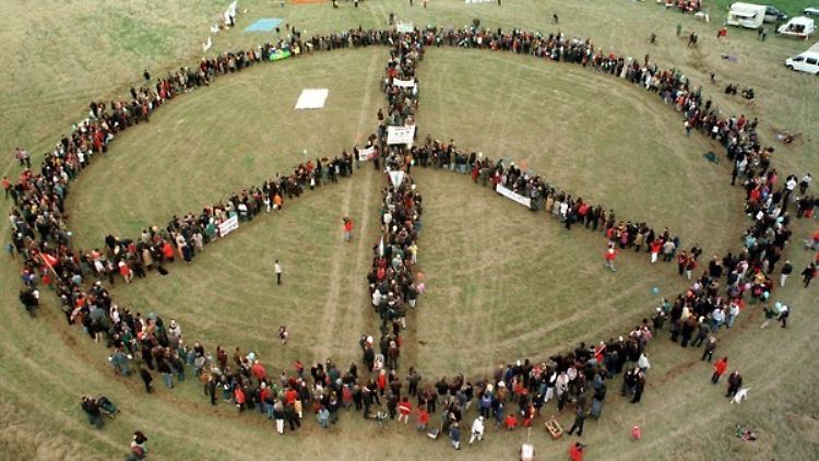 Kein Friedensprotest ohne Peace-Zeichen.