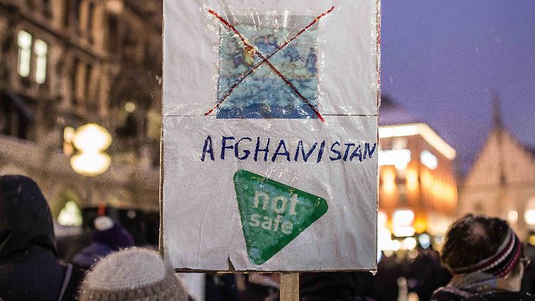 Mehr als 180 Menschen demonstrierten in München gegen die Abschiebung nach Afghanistan.
