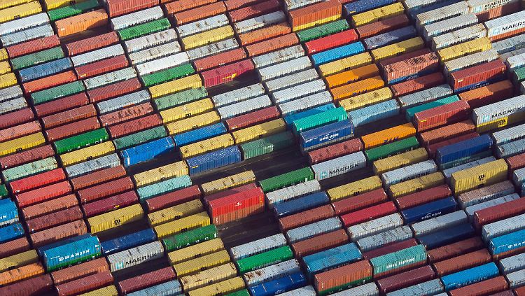 Keine Kunstinstallation, sondern Container im Hamburger Hafen.