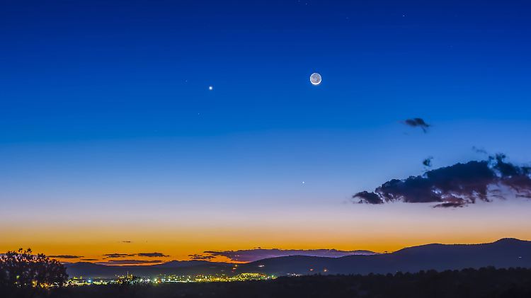Faszinierender Anblick: Mond mit Merkur darunter und Venus links (Bild vom 21. Januar 2015).