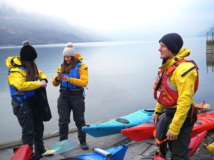 Tourguide Dave gibt letzte Anweisungen, bevor die Touristen samt Trockenanzug ins Kajak steigen.