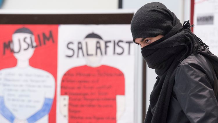 Die Berater helfen Familien, in denen junge Leute in die salafistische Szene abdriften.