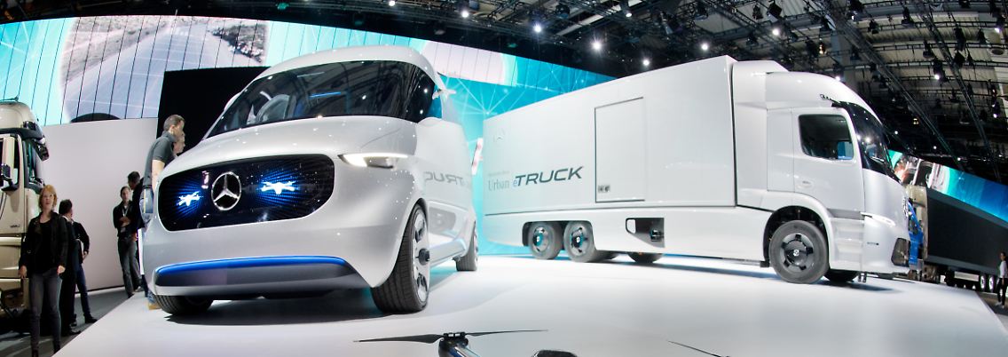 Der Mercedes Elektro-LKW Urban e-Truck (rechts) neben der Transporter-Studie Mercedes Vision.