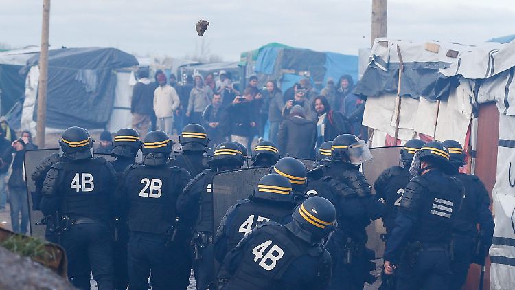 Wilde Flüchtlingslager in Calais sind ein Brennpunkt der Migrationspolitik.