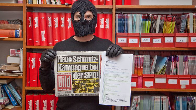 Dieses Foto aus der Redaktion der "Titanic" soll den Hacker zeigen, der die gefälschten Mails bei der "Bild" eingeschleust hat.