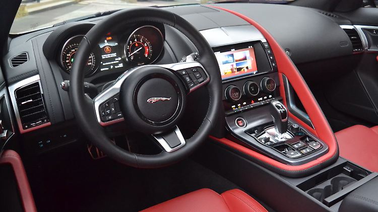 Der Touchscreen in der Mittelkonsole misst im 2019er-Modell 10 Zoll. Im Bild ist noch das kleinere Display zu sehen.