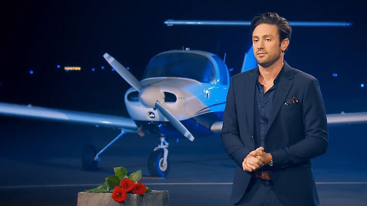 Das letzte Mal vor den Dream-Dates verteilt der Bachelor seine Rosen - und ringt um passende Worte.