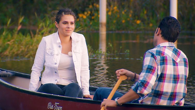 Bei der gemeinsamen Bootsfahrt gibt sich der Bachelor kumpelhaft. Janine Christin aber sieht sich schon vor dem Traualtar.