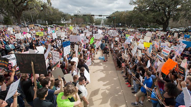 Die demonstrierenden Schüler versammelten sich am Fuße des Capitols in Floridas Hauptstadt Tallahassee.