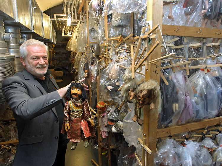 Klaus Marschall, Enkel des Puppenkisten-Gründers Walter Oehmichen, inmitten einiger Schätze des Theaters.