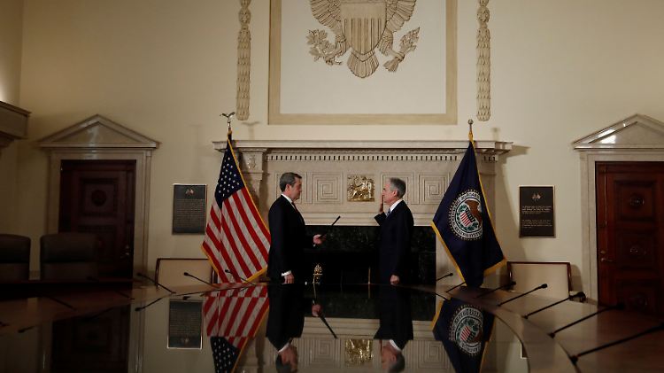Yellens Nachfolger Jerome Powell (r.), hier bei seiner Vereidigung als Fed-Chef Anfang Februar: Wie geht es dem US-Leitzins weiter?