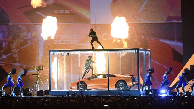 Beim Auftritt von Kendrick Lamar geht alles drunter und drüber - ob es geplant war, weiß niemand.