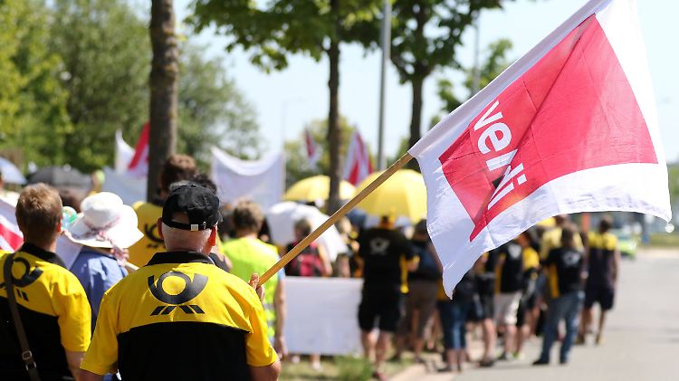 Verdi fordert sechs Prozent mehr Lohn für die rund 130.000 Tarifbeschäftigten des Konzerns.