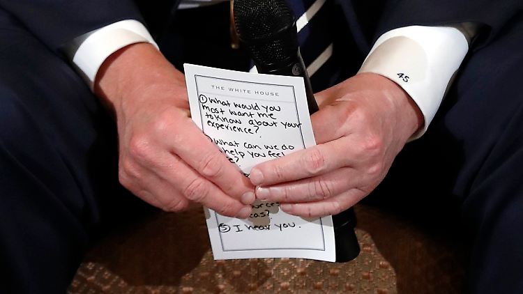 Gut vorbereitet: Trump beim Treffen mit Angehörigen nach dem Schulmassaker von Parkland.
