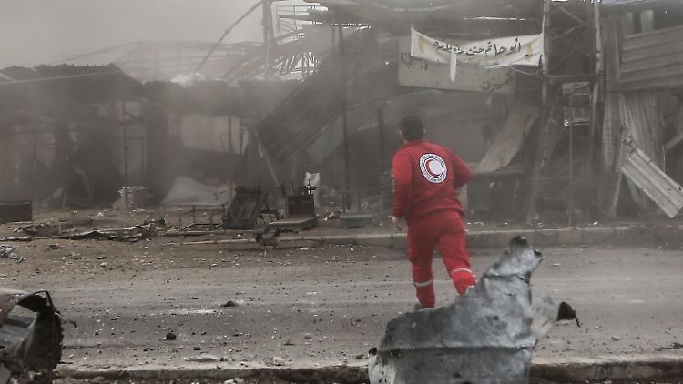 Ein Mitarbeiter des Syrischen Roten Halbmonds im Rebellengebiet Ost-Ghuta.