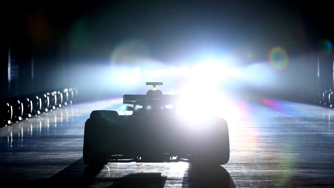 Mercedes fährt dank "Halo" in der kommenden Saison nicht nur unter einem Heiligenschein, sondern präsentiert auch seinen neuen Rennwagen in göttlich anmutendem Licht.