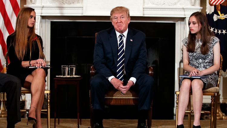 US-Präsident Donald Trump im Gespräch mit Überlebenden des Massakers in Florida: Er will Lehrer künftig bewaffnen.