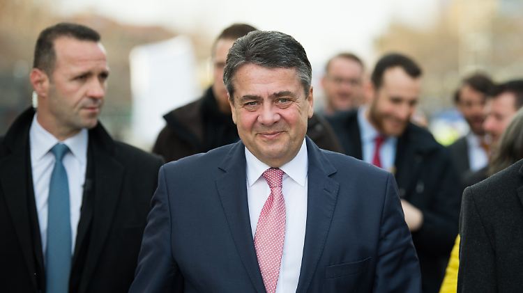 Seit Sigmar Gabriel den Posten des Außenminister innehat, ist er so beliebt wie noch nie.