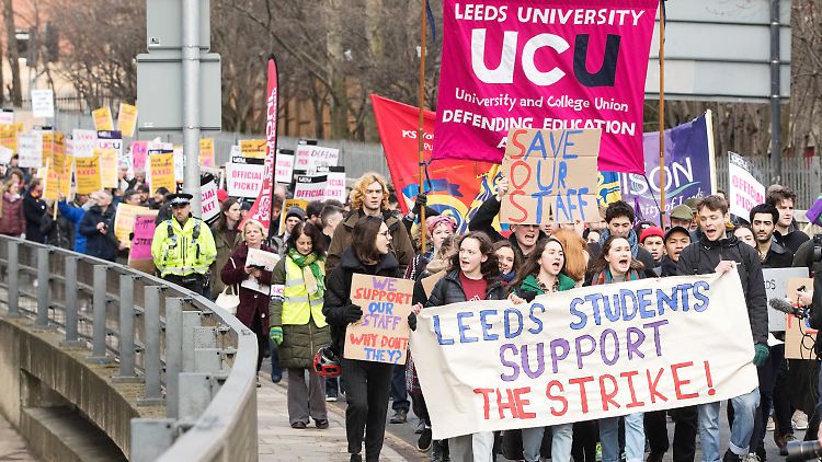 Studenten unterstützen den Streik mit Demos für eine sichere Rente für Angestellte des Hochschulsektors.