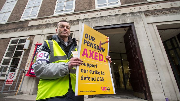 Thomas Armstrong von der Gewerkschaft UCU demonstriert vor der SOAS University of London gegen eine geplante Änderung des Rentensystems.